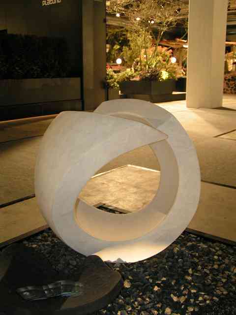 Skulptur Ring auf Kies