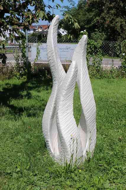 Skulptur 3 Bein im Garten